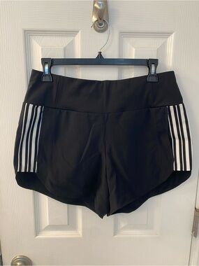 Athleta Ascender Shorts with Side Stripe Detail (NWOT)